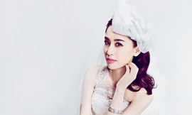 Huỳnh Thánh Y dịu dàng khoác áo tân nương