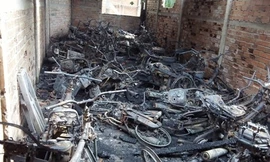 Tiệm cầm đồ bốc cháy trong đêm, 60 xe máy hóa thành tro