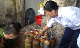 Công an Hà Nội bắt hàng nghìn lít mỡ lợn bẩn