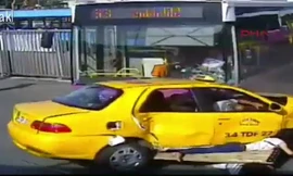 Xe buýt ủi taxi, cuốn một phụ nữ vào gầm