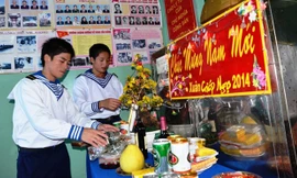 Chiến sĩ nhà giàn Phúc Tần B trang trí bàn thờ đón Tết sớm. ảnh: Tuấn Cường