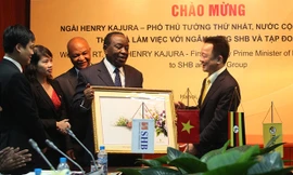 Ông Đỗ Quang Hiển, Chủ tịch HĐQT SHB tặng quà lưu niệm cho Ngài Henry Kajura, Phó Thủ tướng Thứ nhất Nước Cộng hòa Uganda