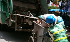 Mỗi ngày ở đường Phú Diễn, phường Tây Mỗ, quận Nam Từ Liêm có khoảng 20 - 30 chuyến xe chở rác, chất thải của Cty môi trường đô thị tập kết. Ảnh minh họa.