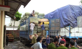 Lực lượng chức năng bắt giữ 8 ô tô chở hơn 100 tấn hàng lậu đêm 31/8. Ảnh: Quang Hùng (Hà Nội Mới)