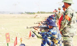  Đội hình thực hành quỳ bắn bài 1 súng tiểu liên AK của chiến sĩ mới đợt 1-2014 ở Lữ đoàn 101 Hải quân đánh bộ.