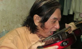 Ông Dự biểu diễn kĩ năng đánh đàn bằng răng