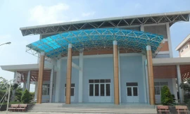  Nhà thi đấu đa năng ở trường THCS Định Môn rộng 1.000 m2 lãng phí khi đi vào khai thác. ẢNH: HOÀ HỘI