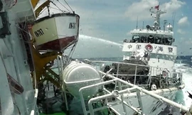Tàu Trung Quốc đâm tàu chấp pháp Việt Nam