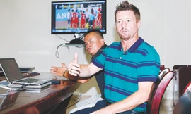 HLV CLB Hải Phòng Dylan Kerr cho rằng, VFF có hình thức kỷ luật không công bằng giữa cầu thủ Hải Phòng với Hà Nội T&T. Ảnh: VSI 