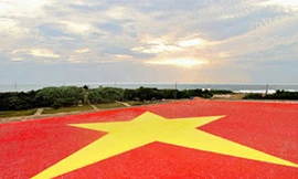 Lá cờ Tổ quốc Việt Nam làm bằng gốm trên nóc nhà văn hóa của đào Trường Sa lớn