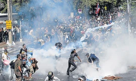 Cuộc đụng độ giữa cảnh sát và người biểu tình gần trụ sở cảnh sát