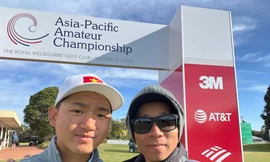 Trưởng đoàn Bạch Cường Khang (phải) và VĐV Nguyễn Anh Minh