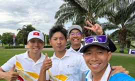 Ông Bạch Cường Khang, VĐV Lê Khánh Hưng và Đoàn Uy, HLV Nguyễn Thái Dương (từ phải sang). 