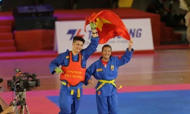 Võ sĩ Nguyễn Hữu Toàn ăn mừng chiến thắng.