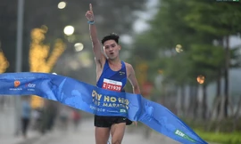 Trần Văn Đảng vô địch giải chạy bán marathon quanh Hồ Tây