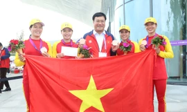 Trưởng đoàn Đặng Hà Việt thưởng nóng cho tấm huy chương Asiad 19 đầu tiên. Ảnh: Quý Lượng