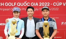 Ông Nguyễn Thái Dương (giữa)- HLV trưởng đội tuyển golf Việt Nam và hai học trò Khuê Minh- Anh Minh (hai nhà đương kim vô địch quốc gia)