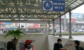 Cửa vào hầm đường bộ thành nơi bán trà đá