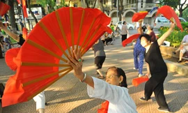 Tập thể dục dưỡng sinh giúp giảm stress, tinh thần sảng khoái, sống lâu.