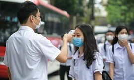 Trở lại trường sau Tết: Học sinh kẹt ở quê và các trường hợp F0 được xử lý như thế nào?