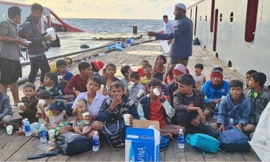 Thủy thủ tàu Việt Nam cứu và bàn giao 154 công dân Myanmar gặp nạn trên biển