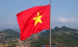 Dòng người nườm nượp lên cột cờ Lũng Cú dịp lễ 30/4-1/5