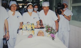 Bé gái VN đầu tiên sinh bằng ống nghiệm mơ làm bác sĩ