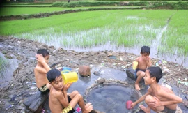 Lạ kỳ giếng nước nóng giữa đồng