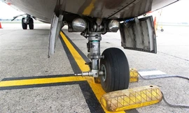 Lốp máy bay ATR 72 rơi từ không trung có thể gây chết người