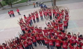 Thành viên CLB SV phòng chống tệ nạn xếp hình ruy băng đỏ, biểu tượng chống HIV/AIDS