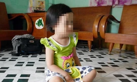 Phạt trẻ đứng ngoài nắng, cô giáo bị thôi việc