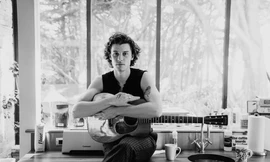 Shawn Mendes thông báo trở lại nhưng bìa single mới lại gợi nhớ đến... Đen Vâu