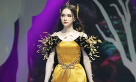 Giữa nhiều thị phi, Hương Giang vẫn tự tin làm vedette sải bước trên sàn catwalk