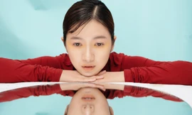 Oanh Kiều chụp ảnh cùng rác thải nhựa, kêu gọi bảo vệ môi trường