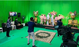 Đám cưới thời COVID-19: Tổ chức trong studio, sui gia gặp nhau qua livestream