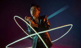 Soobin Hoàng Sơn thể hiện hình tượng lịch lãm và gu ăn mặc thời thượng trong MV “Trò Chơi“