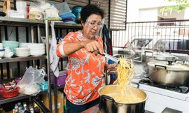 Thái Lan: Chủ quán mì Khao Soi “khởi nghiệp” ở tuổi 71 để tìm lại hương vị tuổi thơ