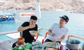 Trường Giang “hành” Quân A.P lặn sâu bắn cá, suýt làm lộ “6 múi” của nam ca sĩ