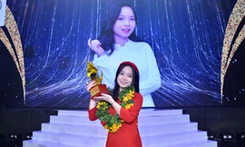 Thể hiện xuất sắc chủ đề “Tết tròn”, nữ sinh 2002 Ngọc Hoa đăng quang Én Vàng Học Đường 2020