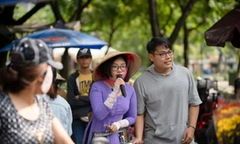 Hết nhảy múa bán hàng, Phương Mỹ Chi gây hoang mang vì “ăn vạ” giữa chợ