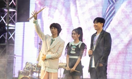 Sao nhí Bảo An, Gia Khiêm đánh trống cùng 80 nghệ sĩ trống jazz trên sân vận động