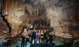 Quá khó để tới được Sơn Đoòng? Khám phá ngay hang Tú Làn cũng kỳ vĩ không kém!