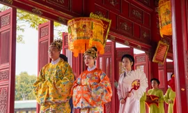 Hòa Minzy trở lại cùng MV mới, kể chuyện tình bi thương tột cùng của Nam Phương Hoàng hậu