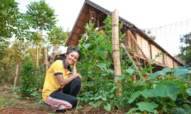 Sao Việt 24H: H'Hen Niê khoe vườn rau của gia đình, Đông Nhi làm bánh mừng sinh nhật FC