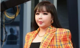 Park Bom khiến công chúng hoảng hốt khi xuất hiện trên thảm đỏ với gương mặt sưng phù