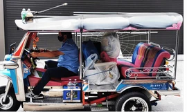 Tài xế Tuk Tuk tại Thái Lan “chuyển nghề” giao hàng tận nơi do không có khách