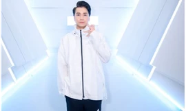 Karik mặc đồ kín bưng, thủ môn Bùi Tiến Dũng hội ngộ đồng đội Tiến Linh tại sự kiện 