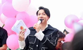 S.T Sơn Thạch tổ chức fan-meeting trên xe buýt 2 tầng, tự tay trộn bánh tráng mời fan