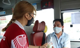 Sinh viên TP.HCM tặng 1000 chai nước rửa tay cho tài xế xe buýt