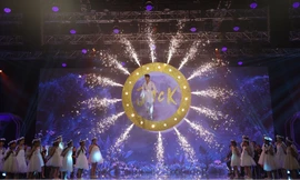 Jack biến sân khấu thành Wonderland với màn treo mình trên không giữa nền pháo hoa rực rỡ